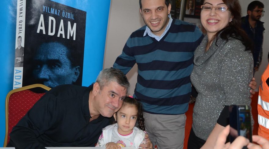 Adana’daki kitap fuarında Yılmaz Özdil izdihamı