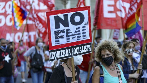 Yoksulluğa sürüklenen halk yüzünden istifa etti
