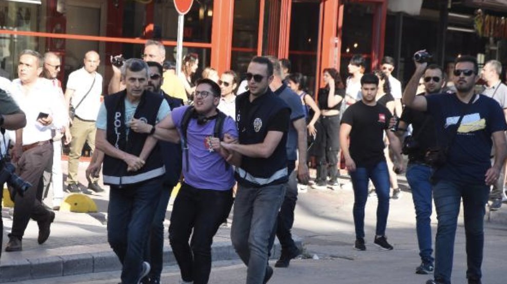 Eskişehir'de LGBT yürüyüşüne 10 gözaltı