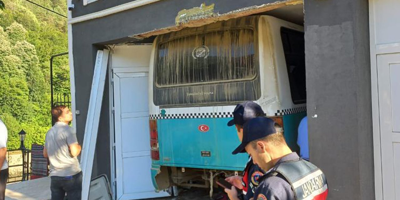 Freni boşalan minibüs eve girdi: 10 yaralı