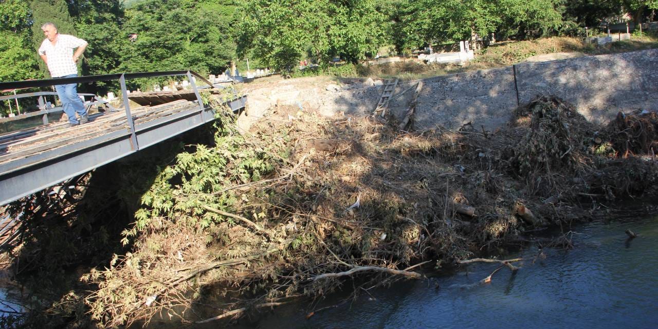 Tamir edilmeyen hasarlı köprü selde tamamen yıkıldı