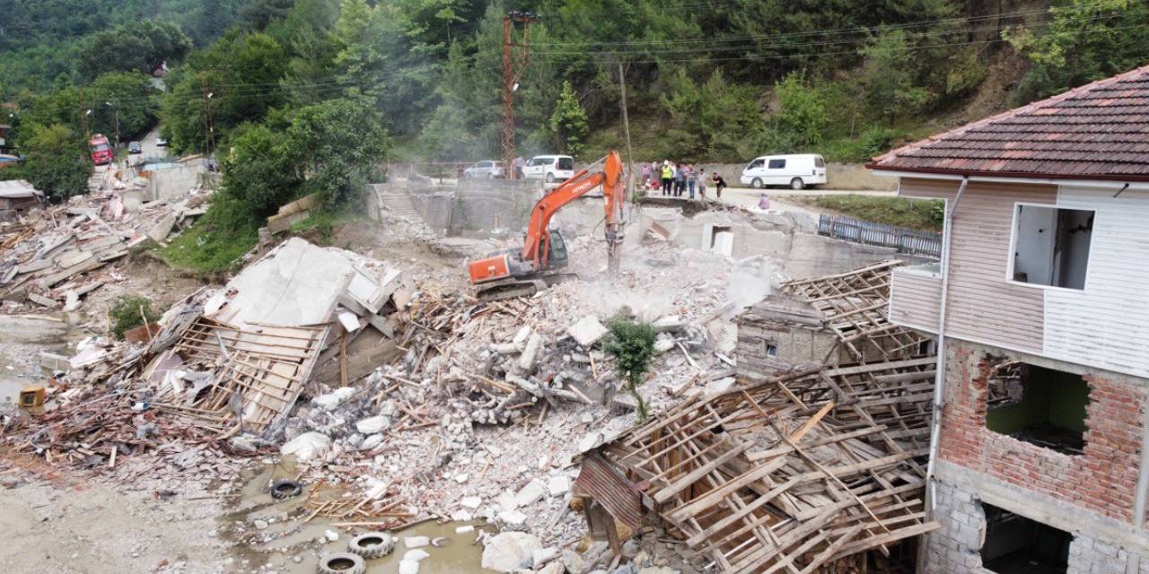 Selin vurduğu Karabük'te 4 bina yıkıldı