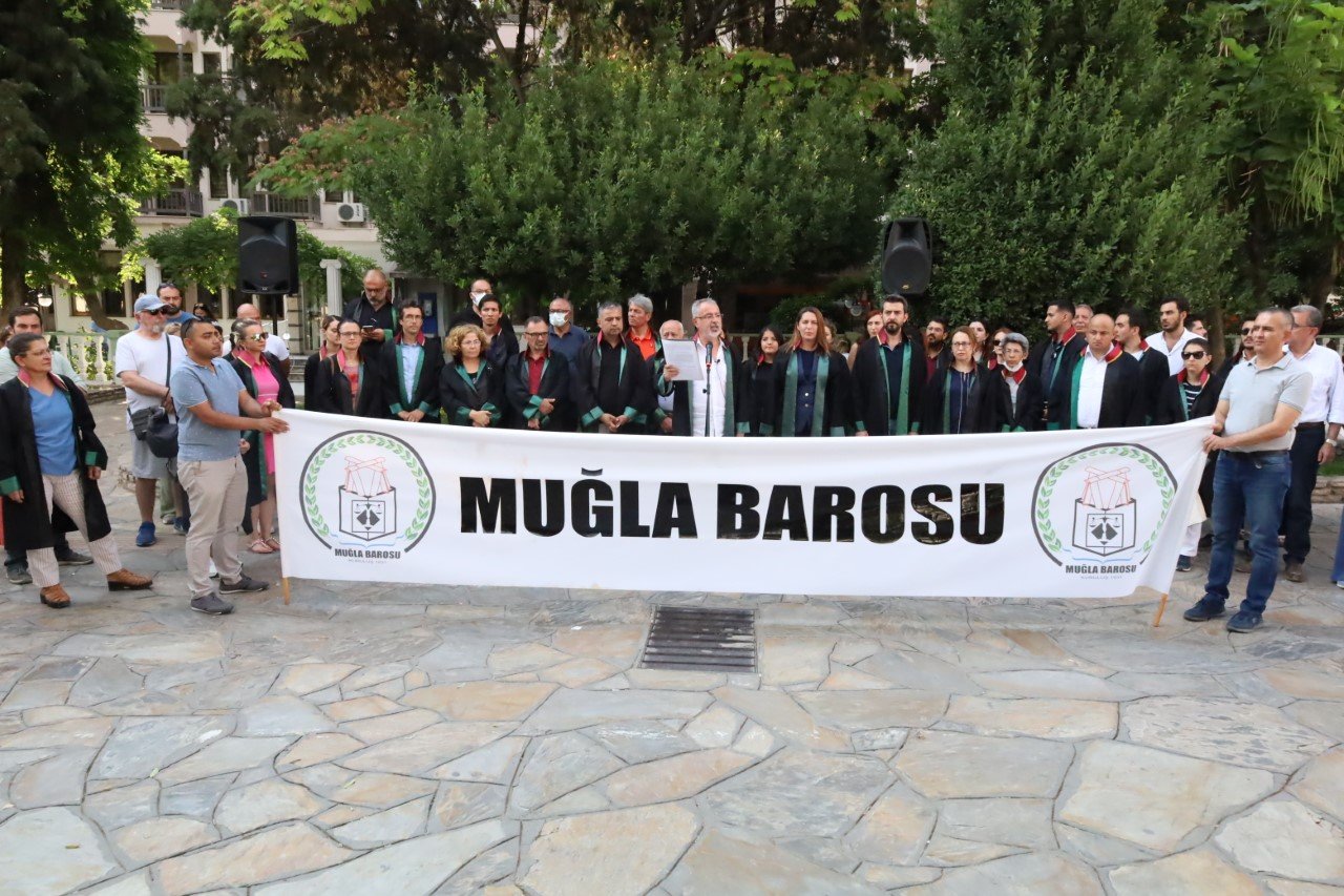 Muğla Barosu avukatları, öldürülen meslektaşları için toplandı