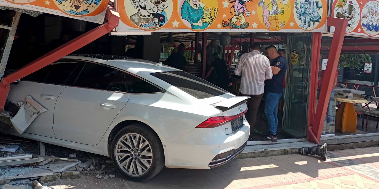 Kontrolden çıkan araç kafeye daldı