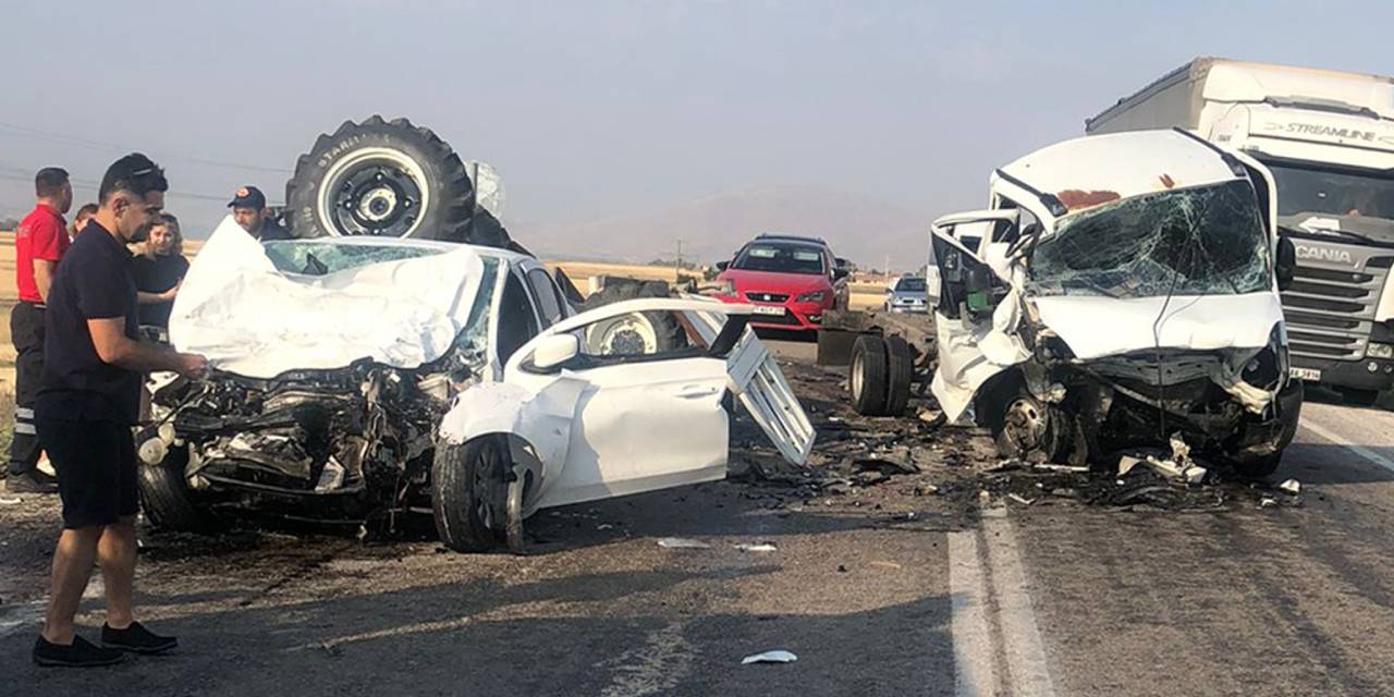 Otomobil ile kamyonet çarpıştı: 2 ölü, 1 yaralı
