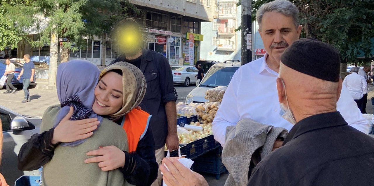 AKP ilçe başkanı polise parti broşürü taşıttı