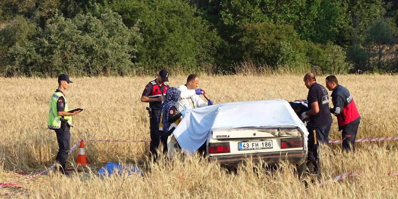 Yanan araçta sıkışıp öldü