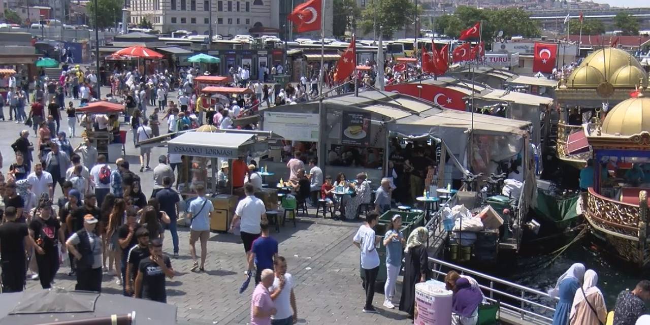 İstanbullular soluğu Eminönü'nde aldı