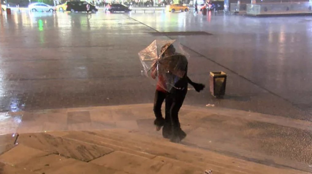 İstanbul'da beklenen sağanak başladı