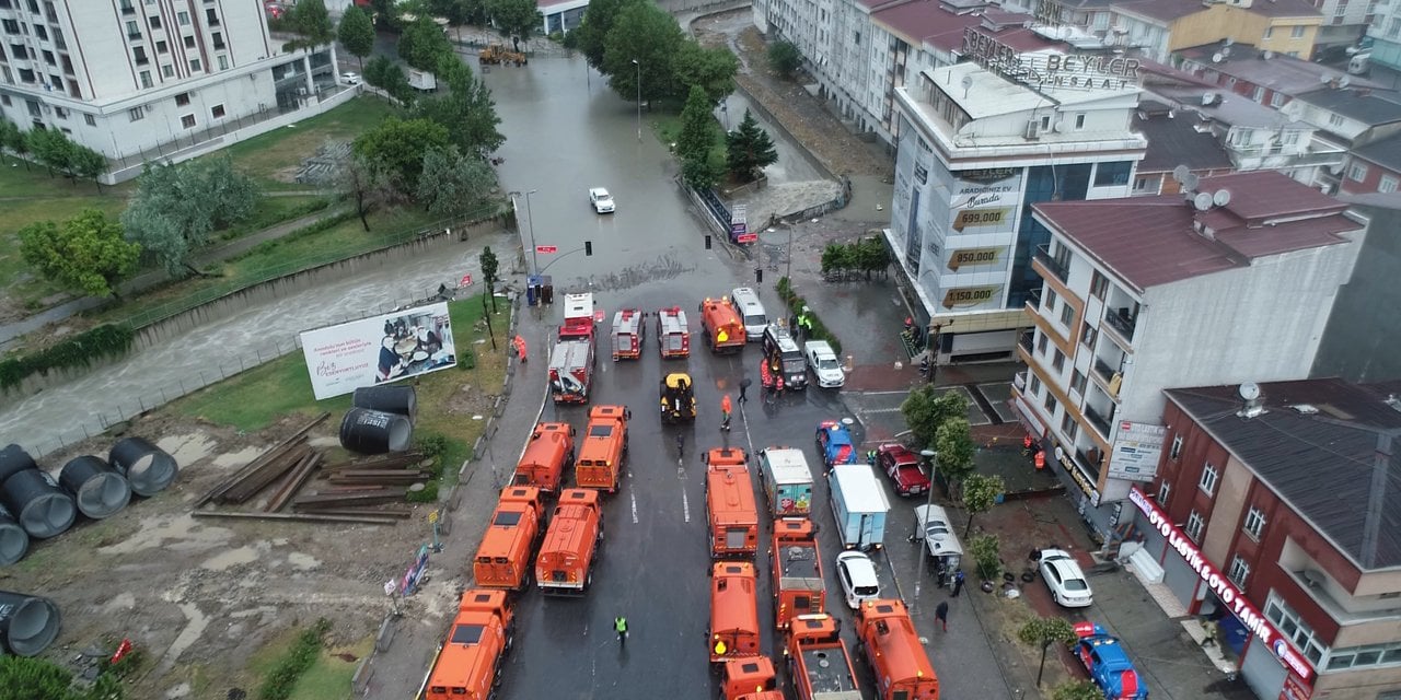 Esenyurt'ta sel: 4 işçi fabrikada mahsur