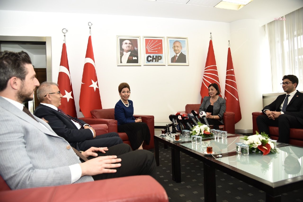 Siyasi partiler bayramlaşıyor