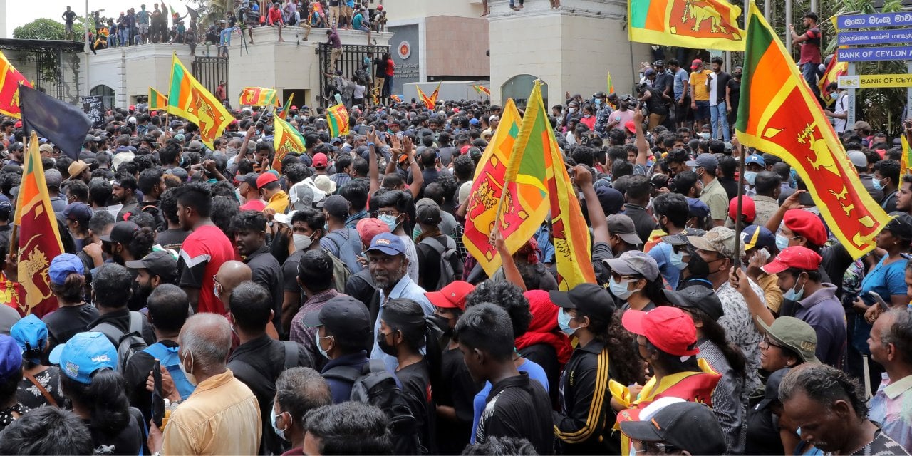 Tarihinin en ağır krizini yaşıyor: Sri Lanka'da binlerce kişi yeniden sokaklarda