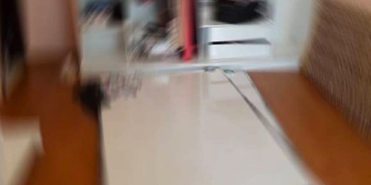 Üzerine dolap kapağı devrilen çocuk öldü