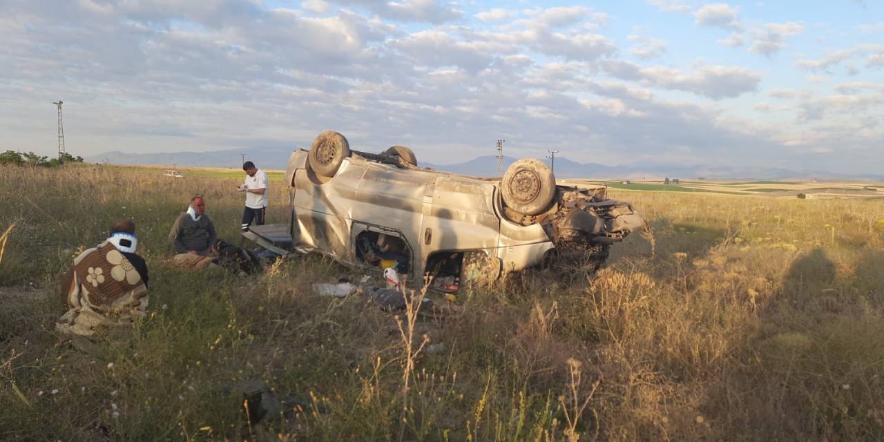 Araç tarlaya devrildi: Ölü ve yaralılar var