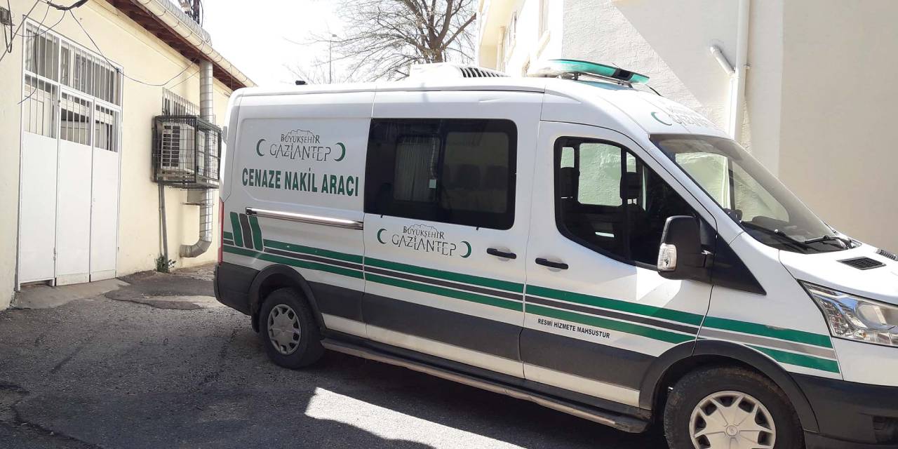 Serinlemek için girdiği gölette boğuldu