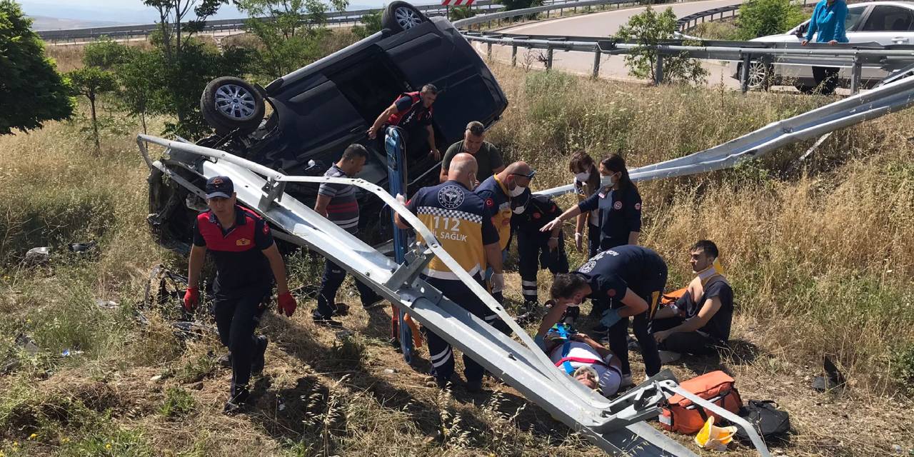 Devrilen araçta sıkışanların imdadına itfaiye yetişti