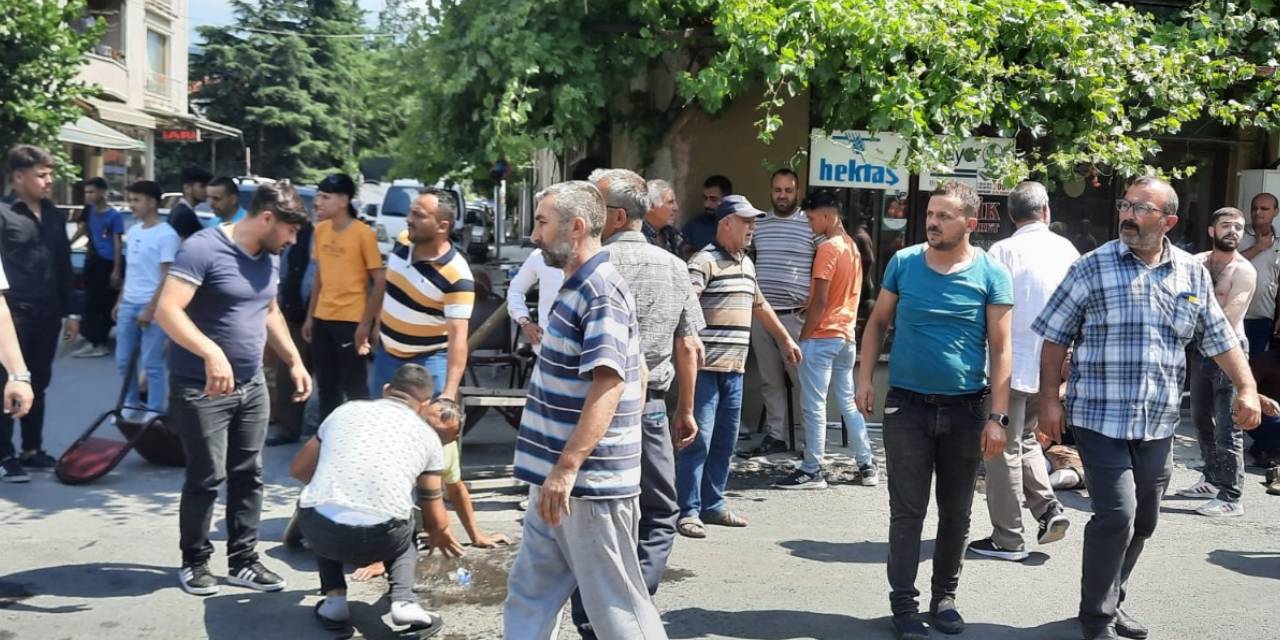 Çevredekilerden kaçmak istedi, kahvehane önünde oturanlara çarptı