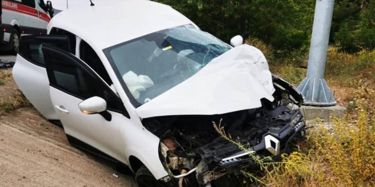 Yol kenarına savrulan araçtaki 4 kişi yaralandı