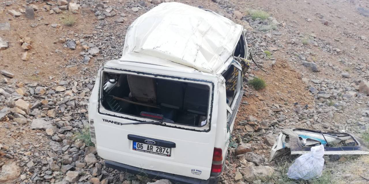 İşçileri taşıyan minibüs devrildi: 2 ölü, 8 yaralı