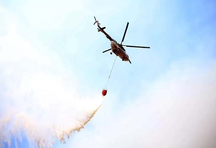 Yangına müdahale eden helikopter düştü