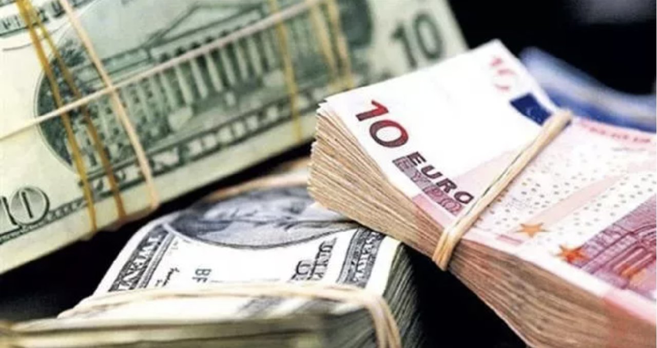 Dolar, Euro'yu geçti