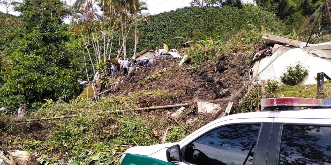 Kolombiya'da ilkokulu heyelan vurdu!