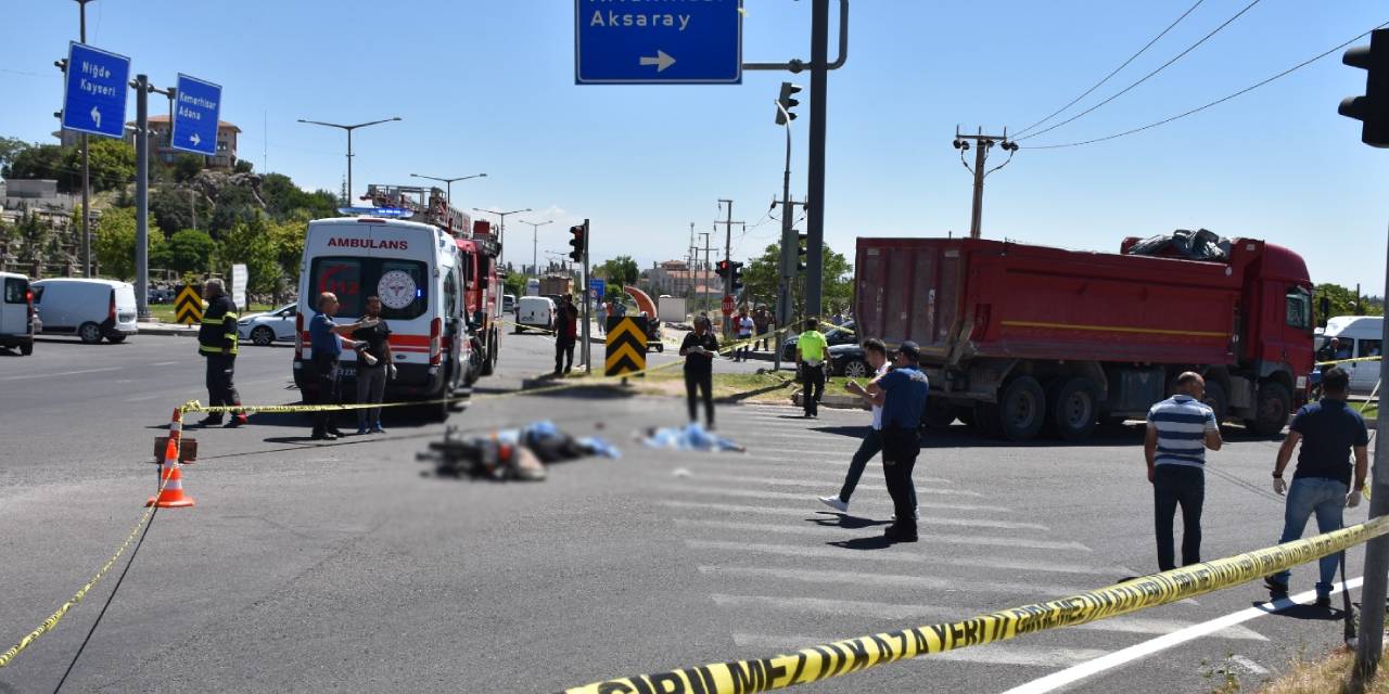 Kamyon çarpan motosikletli çift hayatını kaybetti