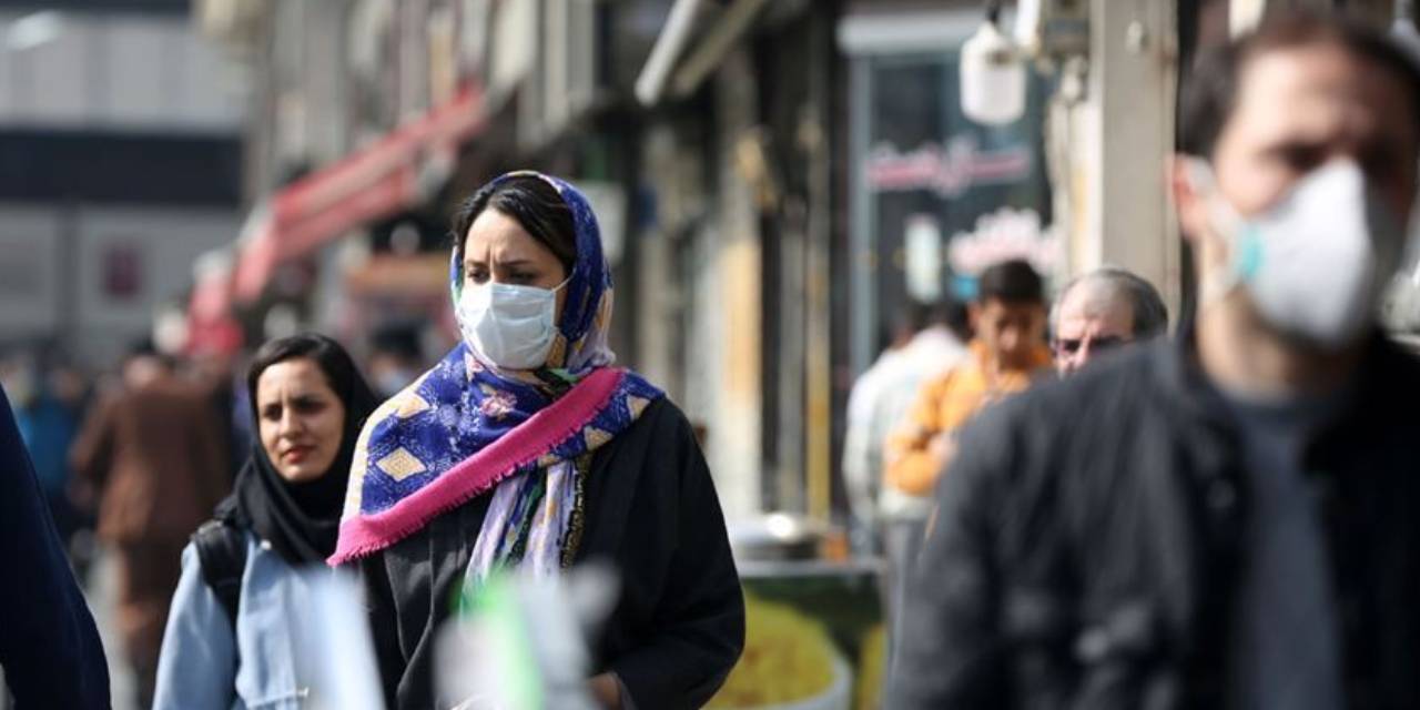 İran'da kadınlar saçlarını açıyor: Yetkililer istihbarata emirler yağdırıyor