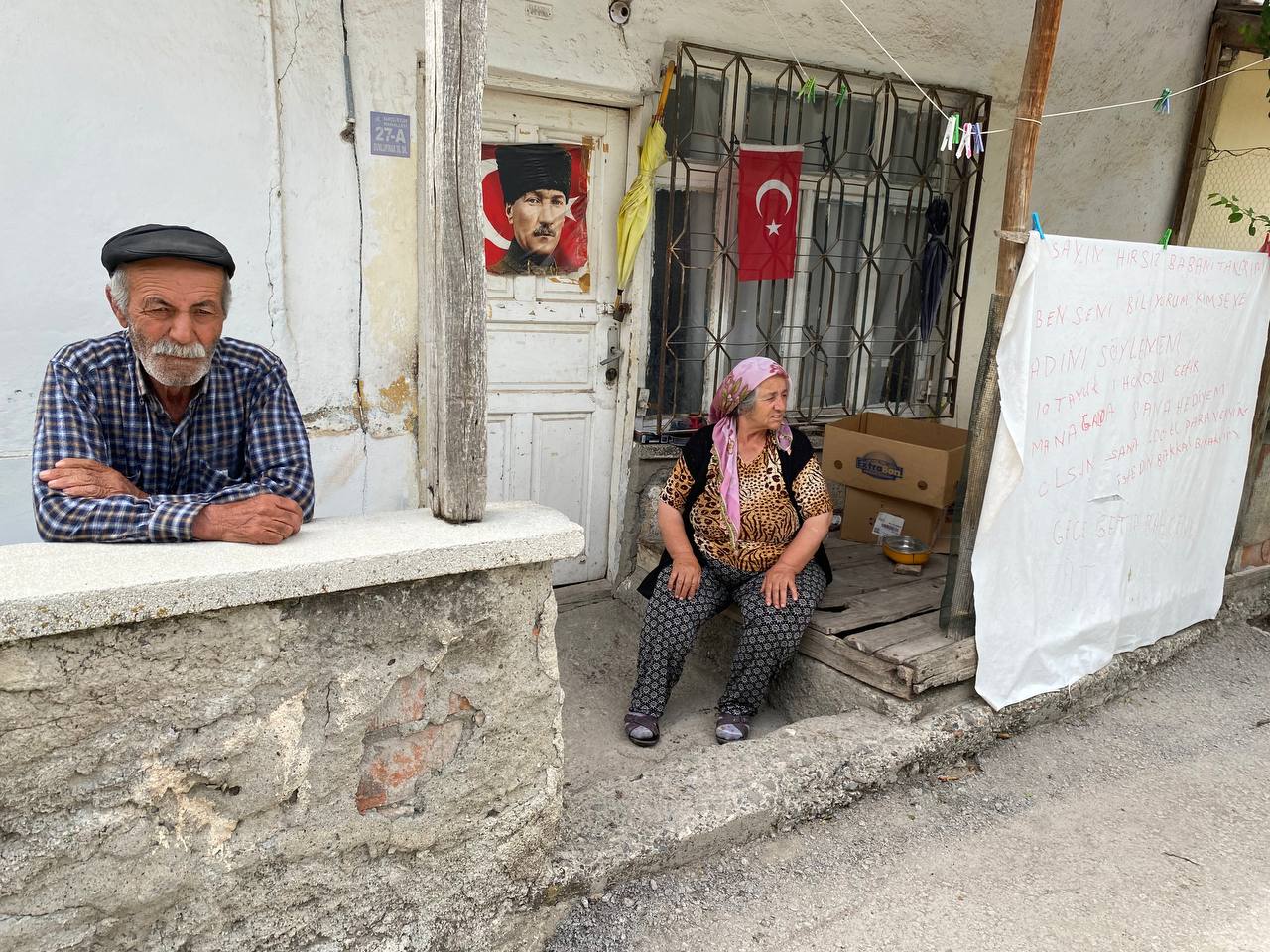 Çalınan tavukları için kapılarına pankart astılar