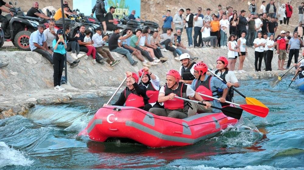 Fuat Oktay ve Vahit Kirişci’nin rafting keyfi