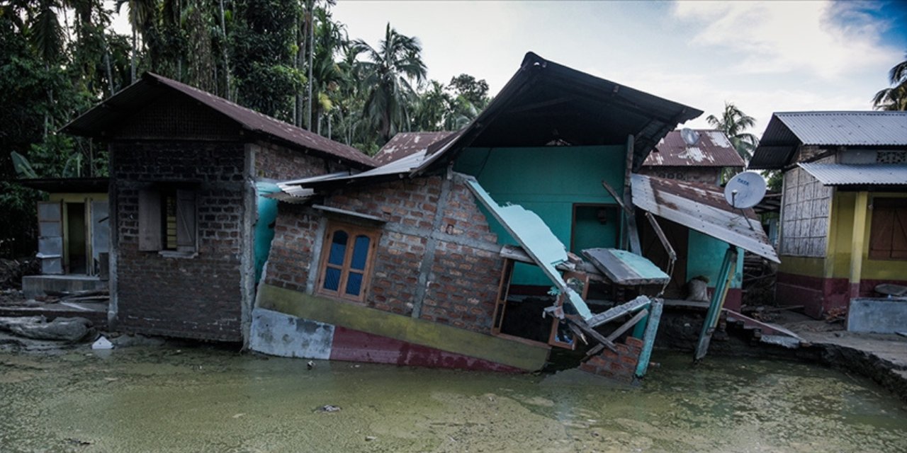 Hindistan'da şiddetli yağışlar nedeniyle 102 kişi hayatını kaybetti