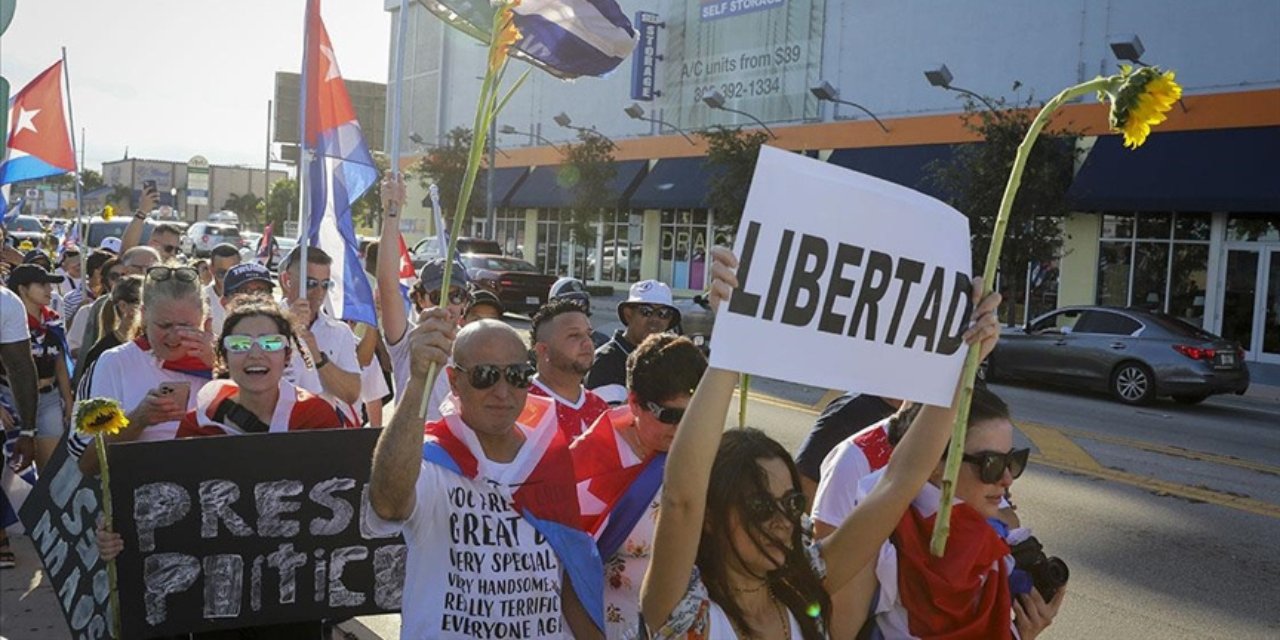 Kübalılar ABD'de ülkelerini protesto etti: Havana tepki gösterdi