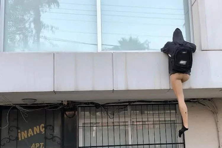 'Eve tırmanan hırsız'ın pantolonu çalındı