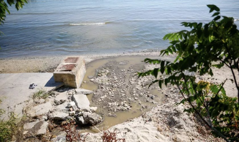 Florya'da endişelendiren görüntü: Denize lağım suyu döküldü