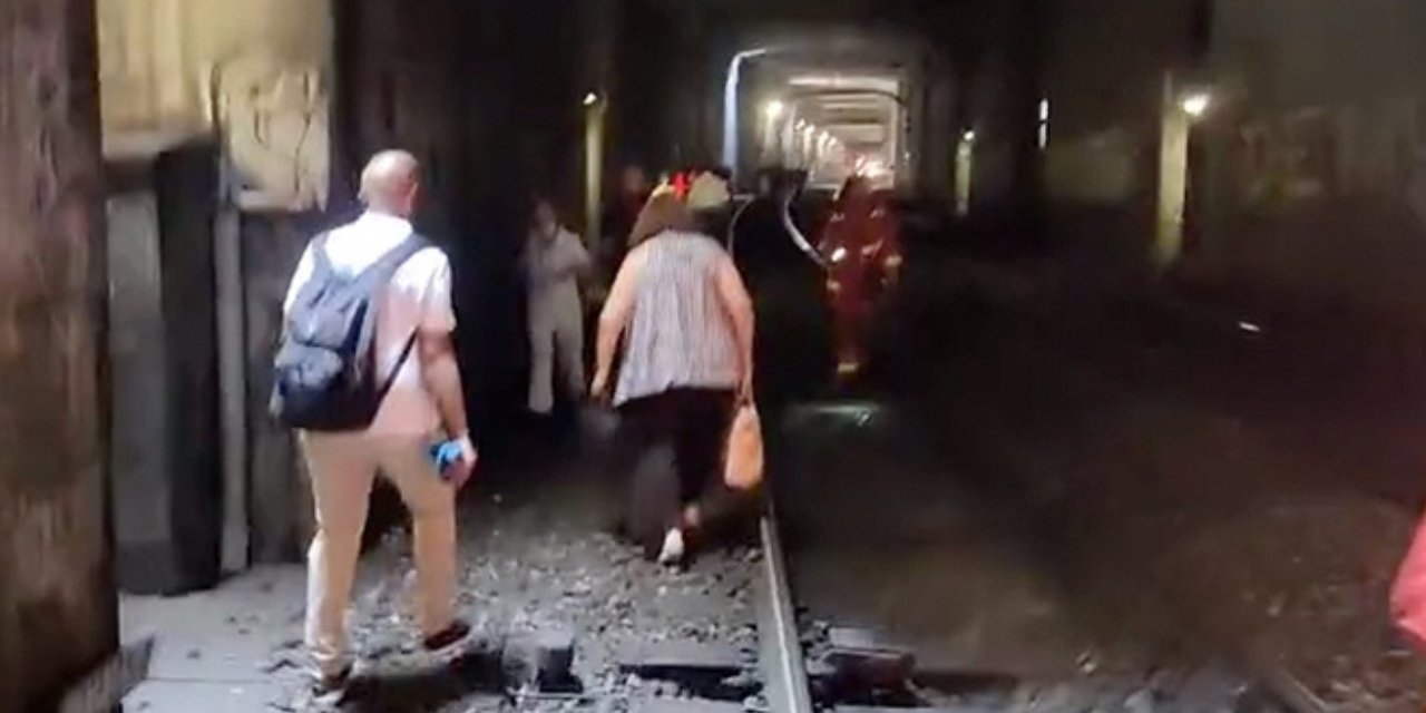 Fransa'da seferler aksadı: Yolcular tünellerde mahsur kaldı