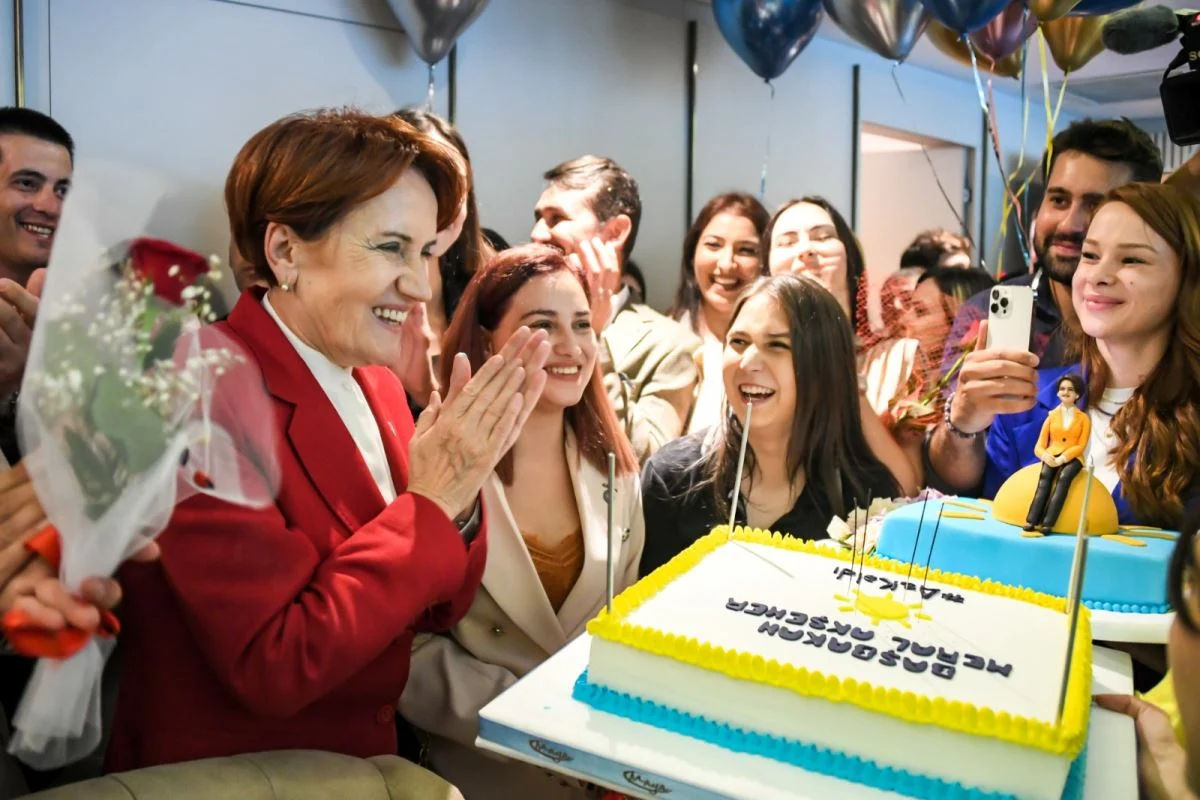 Akşener'e sürpriz doğum günü kutlaması