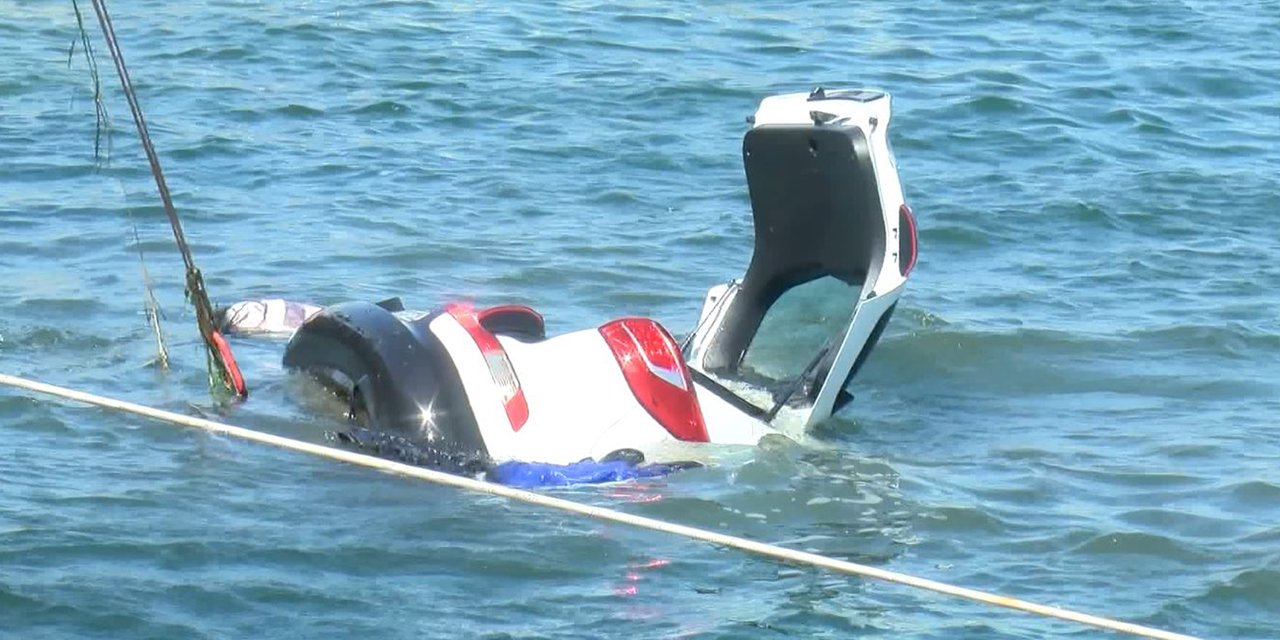 Otomobil denize uçtu: İş insanı öldü, oğlu kurtuldu