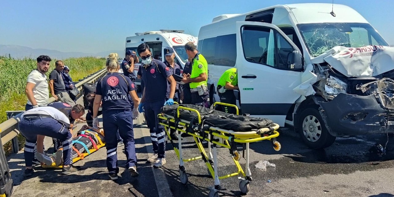Yolcu minibüsü kamyonete çarptı: 10 yaralı