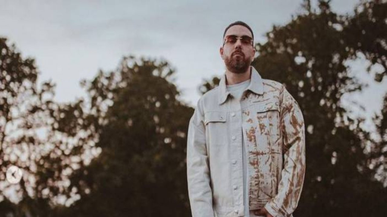 Murda'dan kendisine para fırlatan dinleyiciye: Dansöz müyüz?