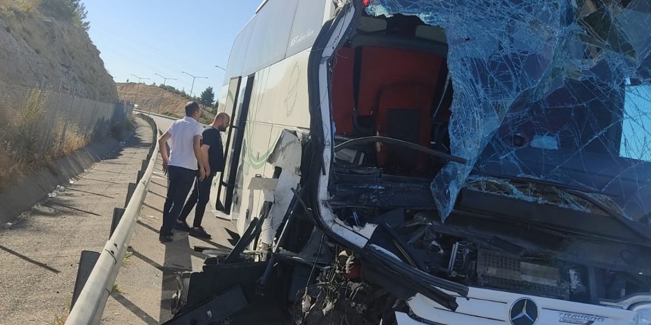 Yolcu otobüsü TIR'a çarptı: Çok sayıda yaralı