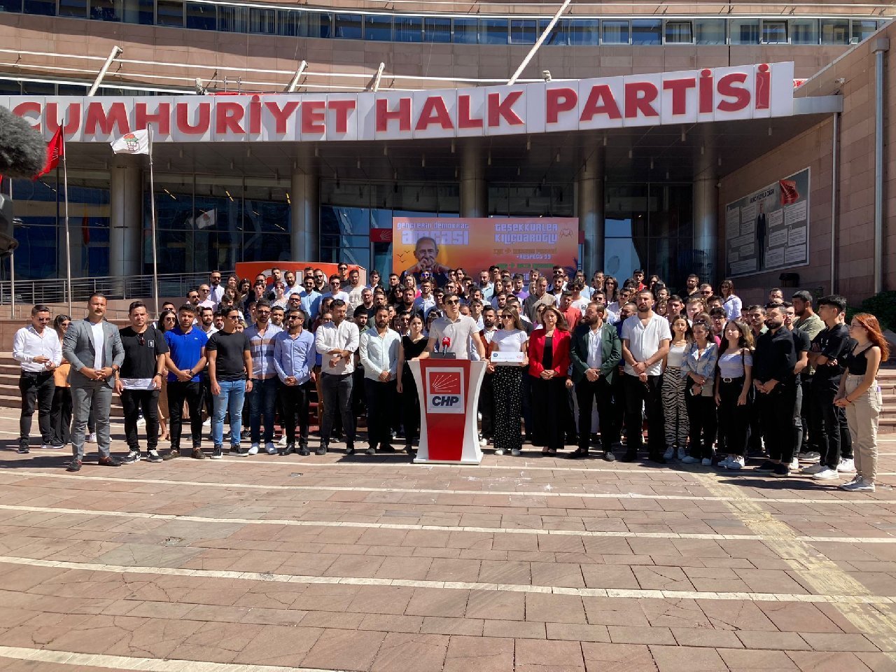 CHP Gençlik Kolları'ndan AKP’ye 'büyüteç’li kargo paketi