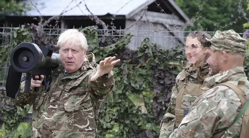 Boris Johnson, el bombası fırlatıp Rusya'ya mesaj gönderdi
