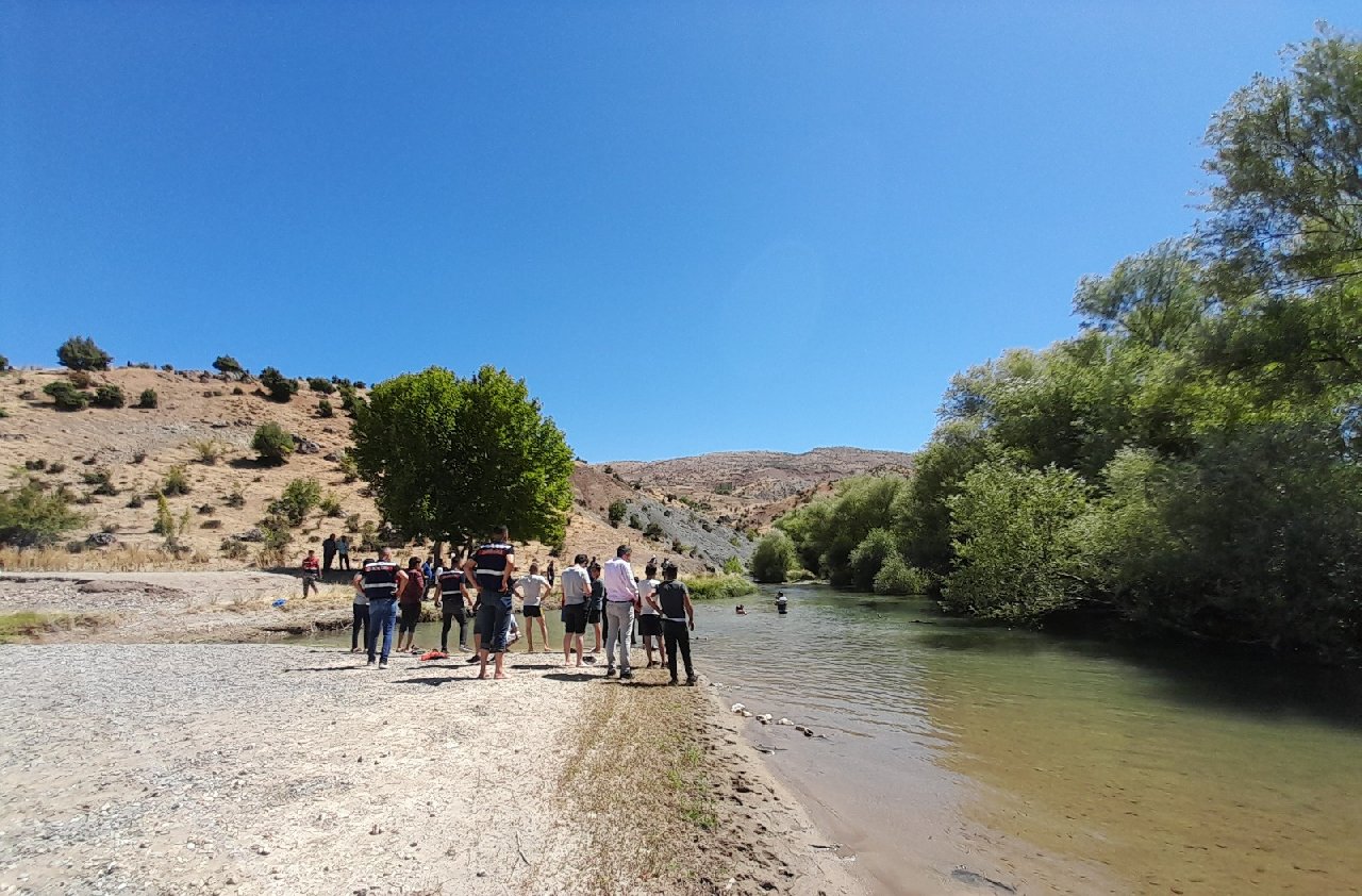 Amca ve yeğeni suda boğuldu