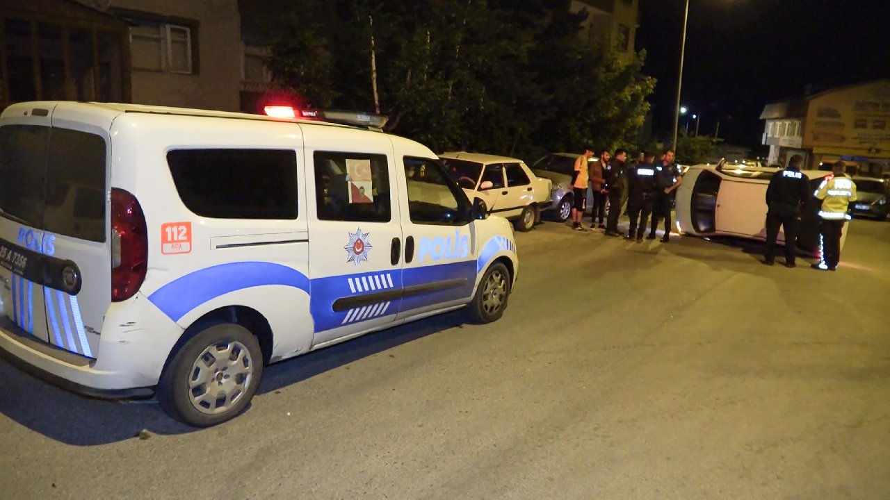 İki araca çarpan alkollü sürücü bagaj kapısından kaçtı