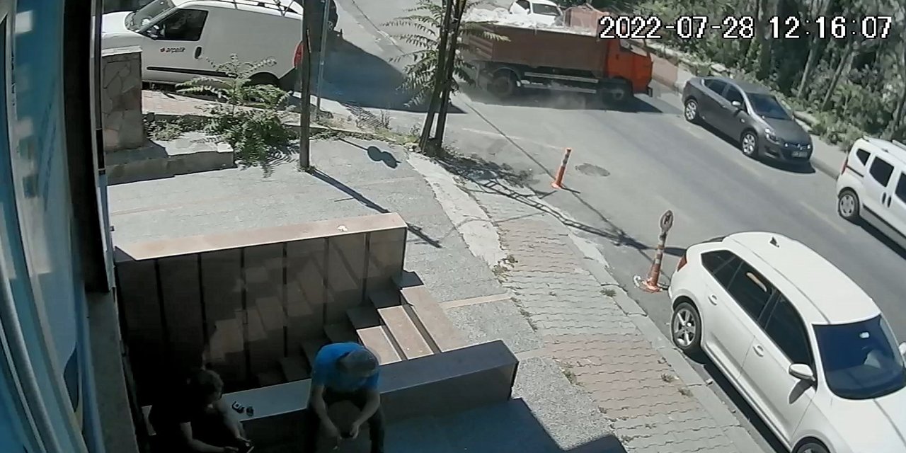 Kağıthane'de hafriyat yüklü kamyonet devrildi