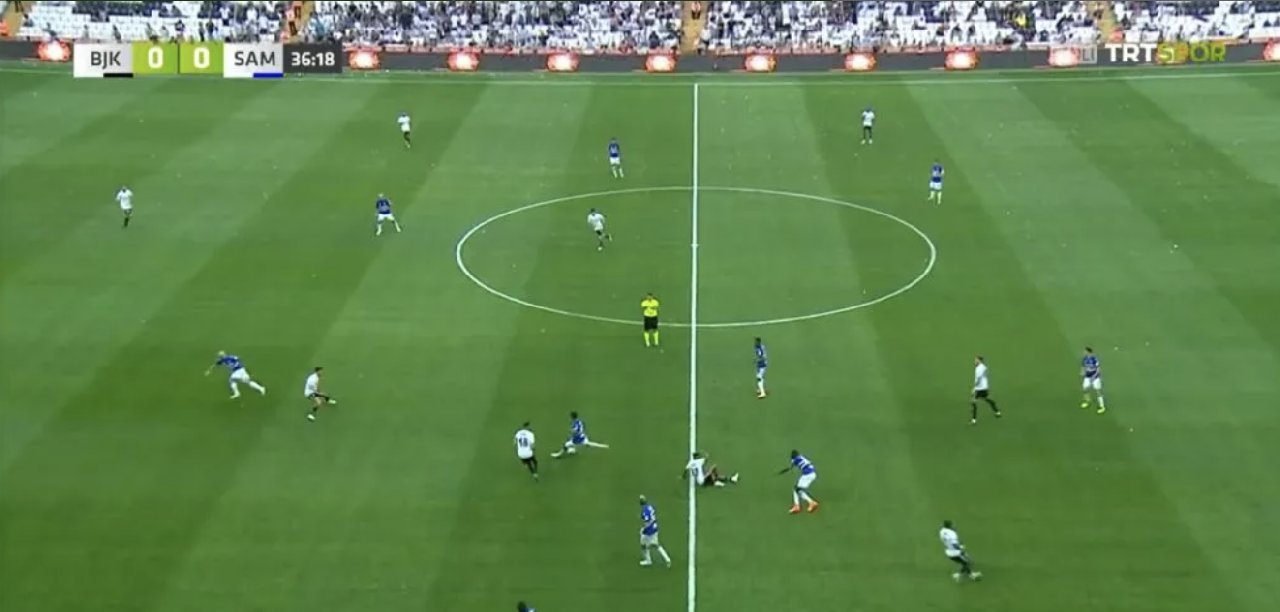 Beşiktaş'ta kaleci Ersin Destanoğlu orta sahadan gol yedi