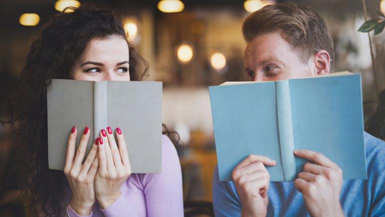 Sizden hoşlandığını belli eden 5 davranış..