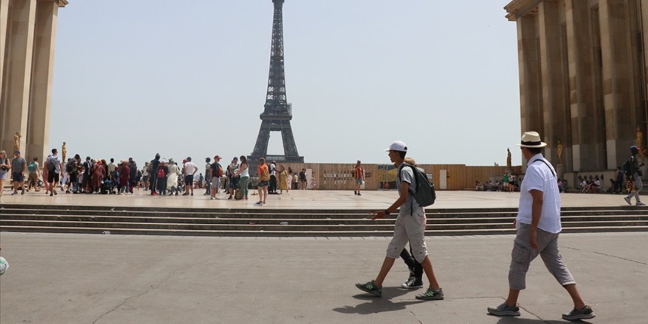 Yapay Zeka'nın Paris'i 'İşgal' Ettiği Görüntüler Viral oldu