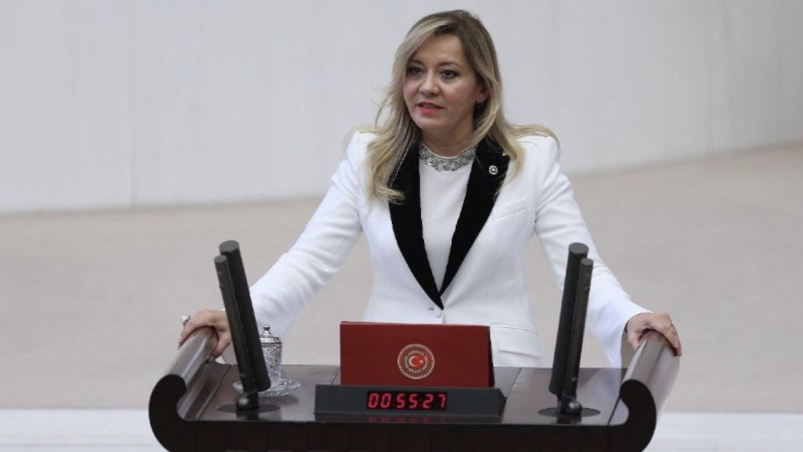 Aylin Cesur’dan, Bakan Özer’e 'KPSS' soruları