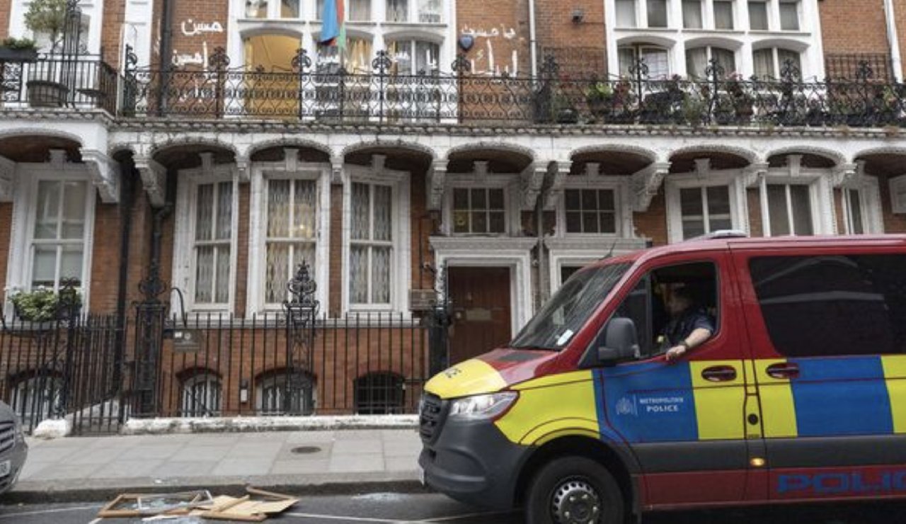 Azerbaycan'ın Londra Büyükelçiliği'ne saldırı